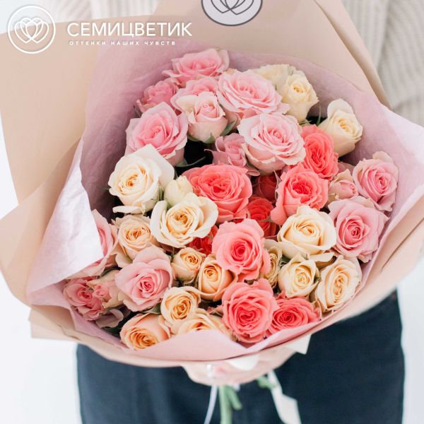 Букет из 11 кремовых и розовых кустовых роз 40 см (Эквадор)