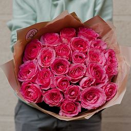 Букет из 25 розовых роз 50 см (Россия) в кремовой пленке