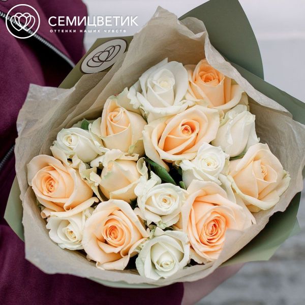 Букет из 15 белых и кремовых роз 35-40 см (Россия) в зеленой пленке