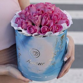 Большой букет  в голубой шляпной коробке Amour Mini из 31 розовой розы (Кения)