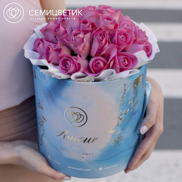 Букет в голубой шляпной коробке Amour Mini из 31 розовой розы (Кения)