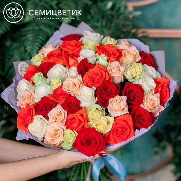 Букет из 51 розы 35-40 см микс (Россия) в сиреневой пленке