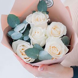 Букет из 5 белых роз Vendela 50 см (Эквадор) с эвкалиптом