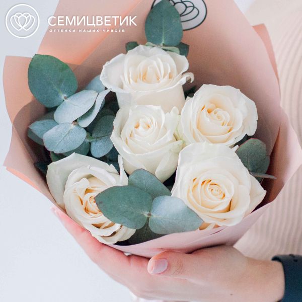 Букет из 5 белых роз Vendela 50 см (Эквадор) с эвкалиптом
