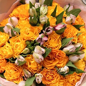 Букет из 25 оранжевых роз 35-40 см (Россия) и 10 альстромерий в розовых тонах в розовой пленке