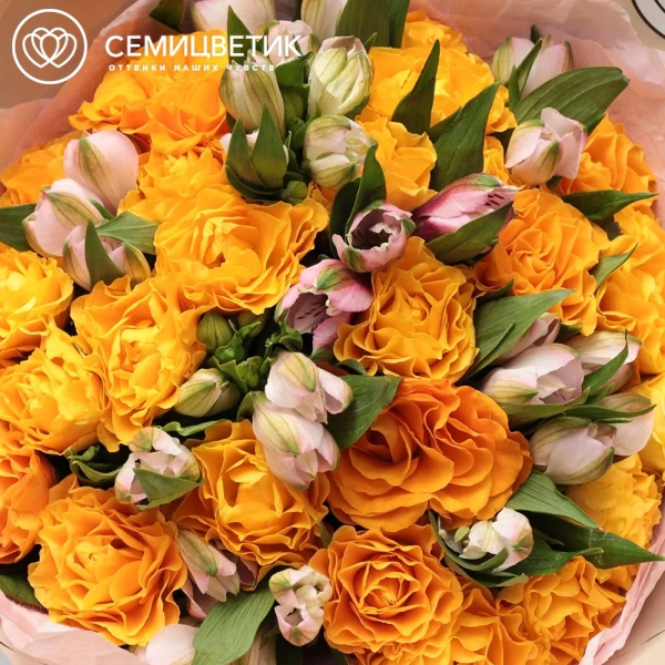 Букет из 25 оранжевых роз 35-40 см (Россия) и 10 альстромерий в розовых тонах в розовой пленке