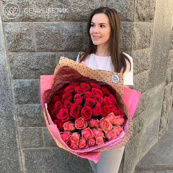 Букет-градиент розово-красный из 51 розы (Кения) 40 см Premium