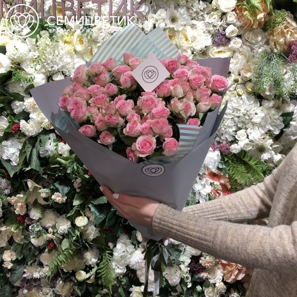 Букет из 25 розовых кустовых роз 40 см (Кения)