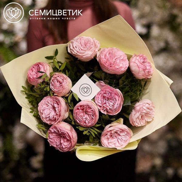 Букет из 11 нежно-розовых пионовидных роз Bridal Piano 40 см с фисташкой