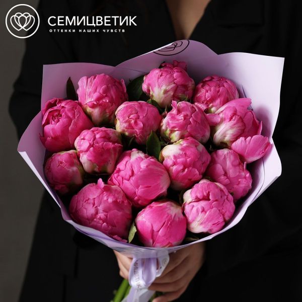 Букет из 15 ярко-розовых пионов Flemming Premium в сиреневой пленке