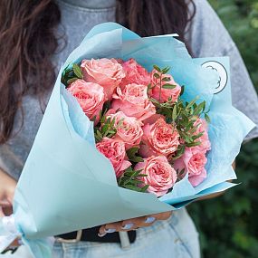 Букет из 11 кораллово-розовых пионовидных роз Wild Love 40 см с фисташкой