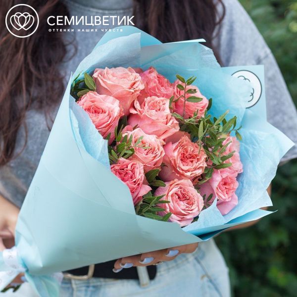 Букет из 11 кораллово-розовых пионовидных роз Wild Love 40 см с фисташкой
