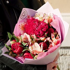 Букет из 7 бордовых пионов и 8 альстромерий в розовых тонах