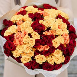 Букет из 51 красной, оранжевой и желтой кустовой розы 40 см (Эквадор)