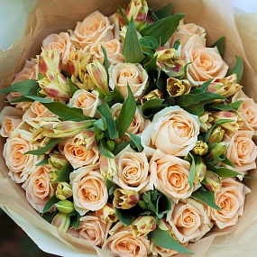 Букет из 26 кремовых роз 35-40 см (Россия) и 7 оранжевая альстромерий в зеленой пленке
