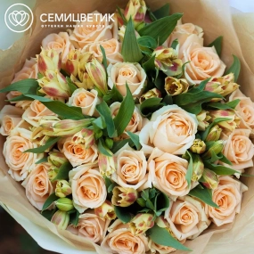 Букет из 26 кремовых роз 35-40 см (Россия) и 7 оранжевая альстромерий в зеленой пленке