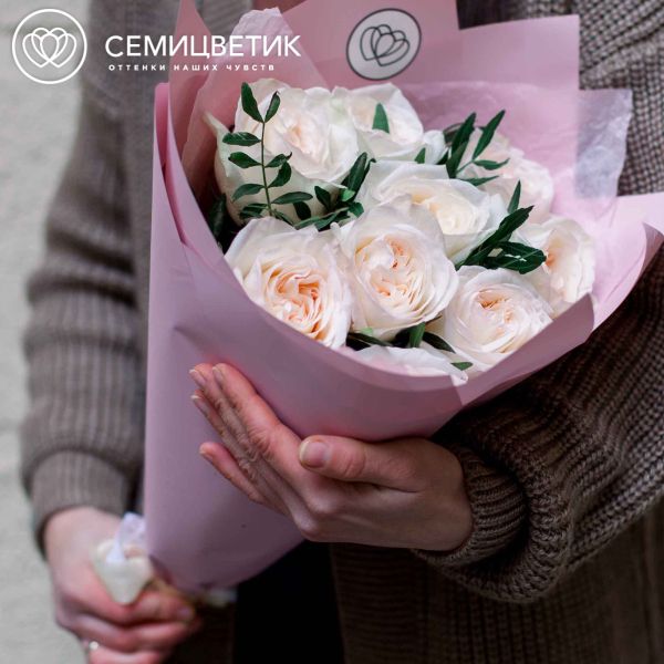 Букет из 9 белых пионовидных роз White O'Hara 40 см с фисташкой