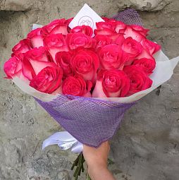 Букет из 25 белых с розовой каймой роз (Эквадор) 50 см Rivera