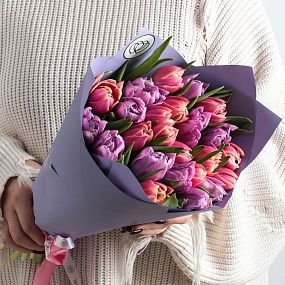 Букет из 25 розовых и сиреневых пионовидных тюльпанов в сиреневой пленке