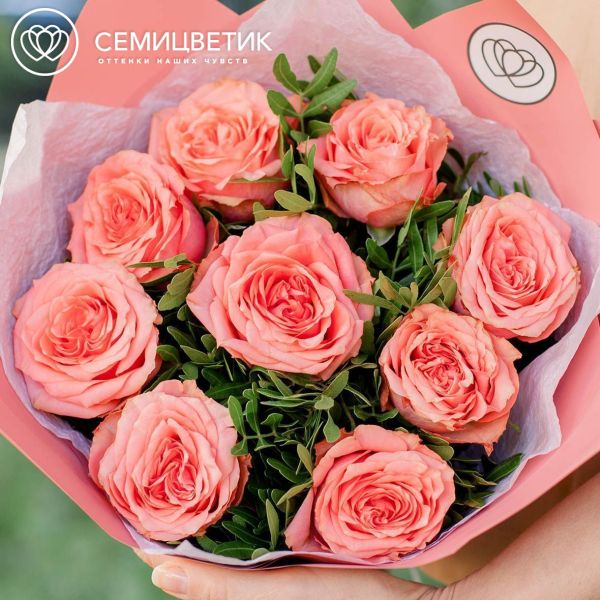 Букет из 9 кораллово-розовых пионовидных роз Wild Love 40 см с фисташкой