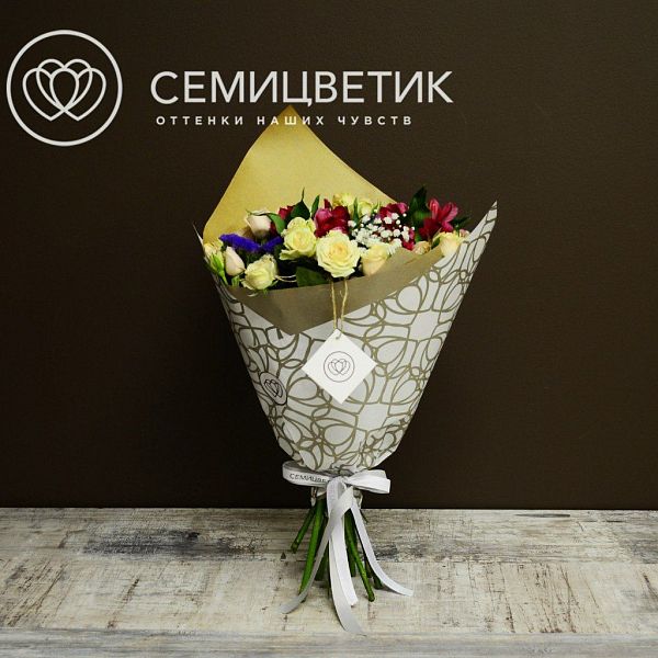 Букет из кустовой розы и альстромерии с зеленью в упаковке
