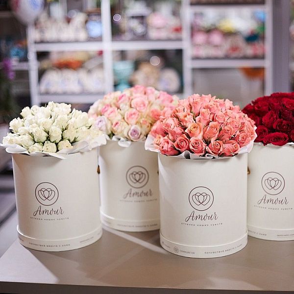 Букет в белой шляпной коробке Amour из 45 роз микс (Кения) Premium