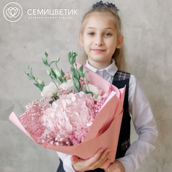 Букет из гортензии, лизиантусов и гипсофилы в упаковке