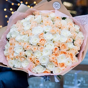 Букет из 101 кремовой и белой розы 40 см (Россия) в кремовой пленке