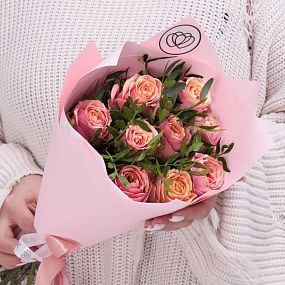 Свадебный букет  из 9 персиковых пионовидных роз Wild Look 40 см c фисташкой в розовой пленке