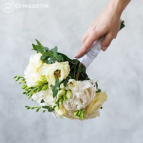Букет белый свадебный   из пионов, роз и фрезии