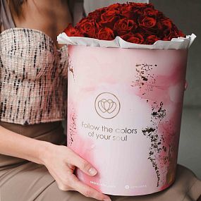 Букет в розовой шляпной коробке Amour из 51 красной розы (Кения)