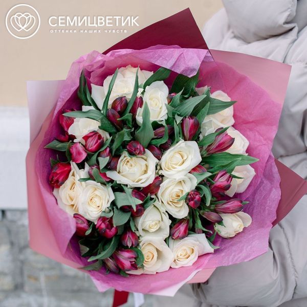 Букет из 15 белых роз (Россия) и 10 красных альстромерий