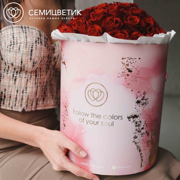 Букет в розовой шляпной коробке Amour из 51 красной розы (Кения)