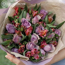 Букет из 15 сиреневых роз (Кения) Standart и 7 розовых альстромерий