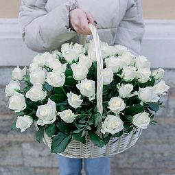 Композиция из 51 белой розы 35-40 см (Россия) в корзине