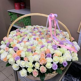 Композиция из 301 розы нежный микс (Эквадор) в корзине