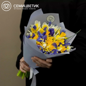 Букет из 30 нарциссов и 13 ирисов в сиреневой пленке