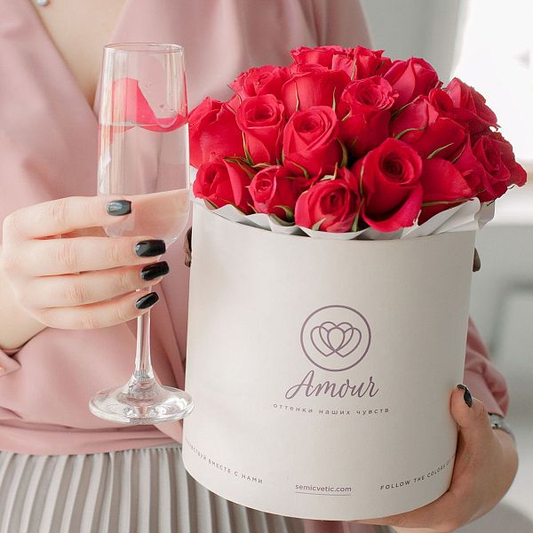 Букет в белой шляпной коробке Amour Mini из 29 малиновых роз (Кения) Premium