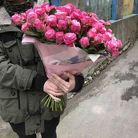 Букет из 25 розовых кустовых пионовидных роз Lady Bombastik 40 см