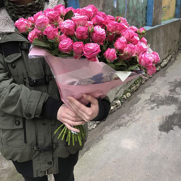 Букет из 25 розовых кустовых пионовидных роз Lady Bombastik 40 см