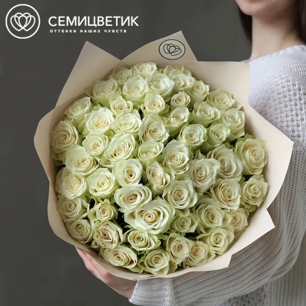 Букет из 51 белой розы Athena 50 см (Кения) в кремовой упаковке