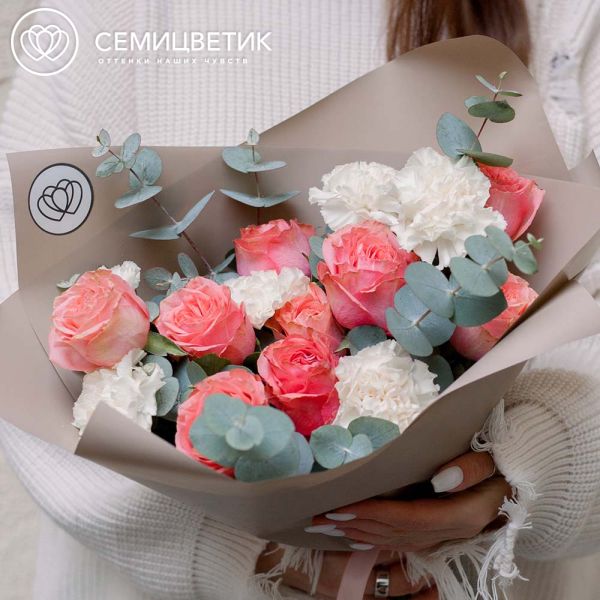 Букет из 9 пионовидных роз Wild Love с гвоздикой и эвкалиптом в розовой пленке