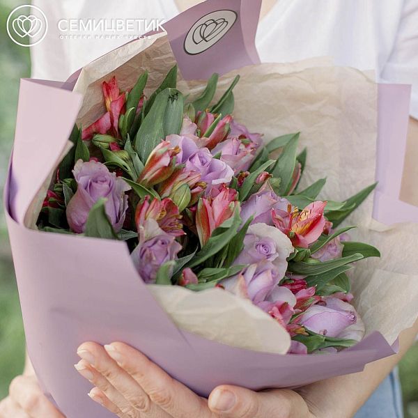 Букет из 15 сиреневых роз 40 см (Кения) и 7 розовых альстромерий
