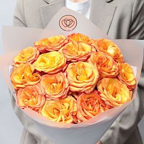 Букет из 15 желтых с красной каймой роз High Magic 50 см (Эквадор)