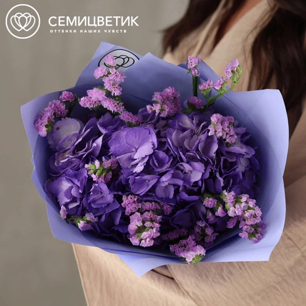Букет из сиреневой гортензии и статицы в сиреневой пленке