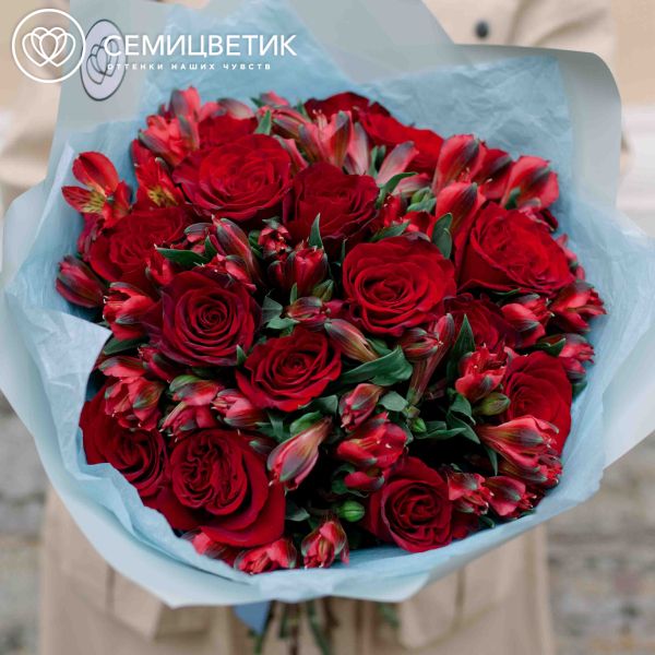 Букет из 15 красных с темной каймой роз (Россия) и 10 красных альстромерий