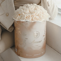 Букет в бежевой шляпной коробке Amour из 33 белых роз Vendela (Эквадор)