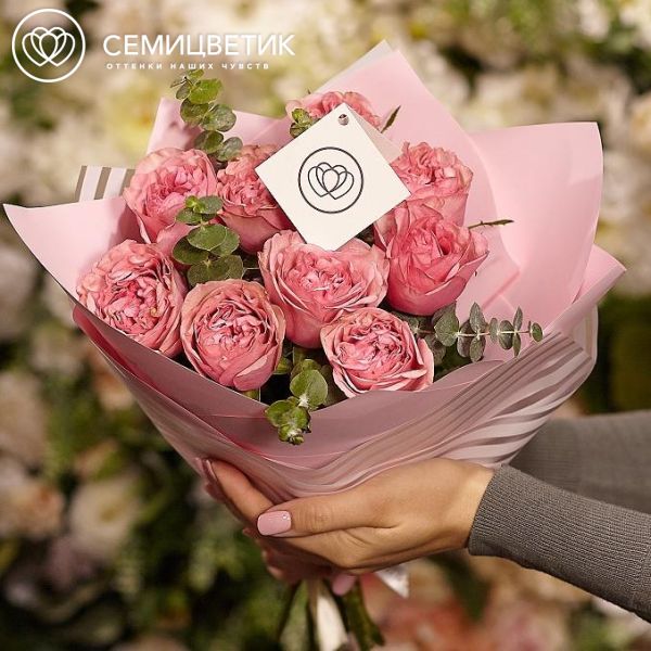 Букет из 9 розовых пионовидных роз Love Me Tender 40 см с эвкалиптом