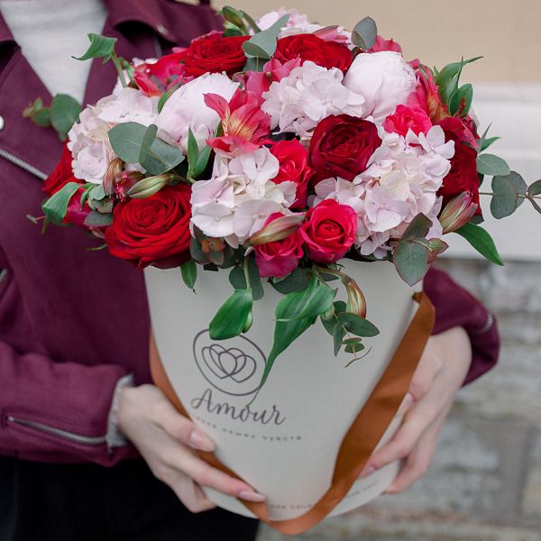 Букет в белой шляпной коробке Amour из пионов, розы и альстромерий