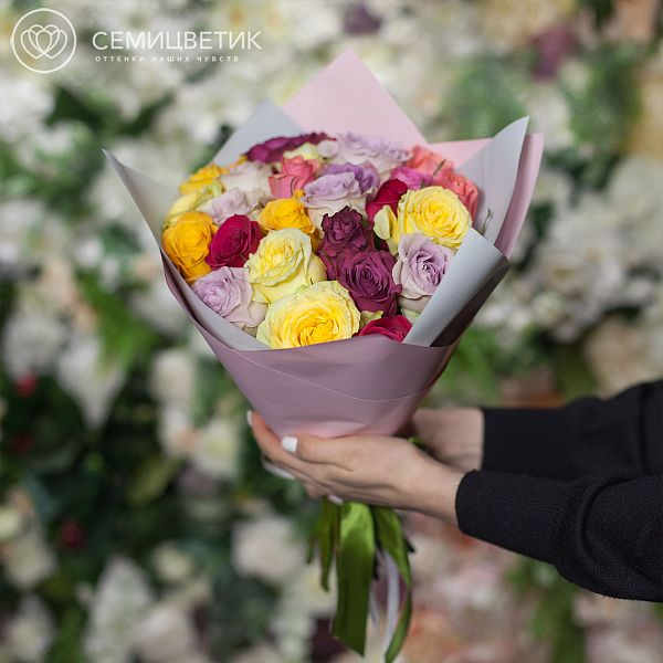 Букет из 25 роз микс в ярких тонах 40 см (Кения) Premium в дизайнерской пленке